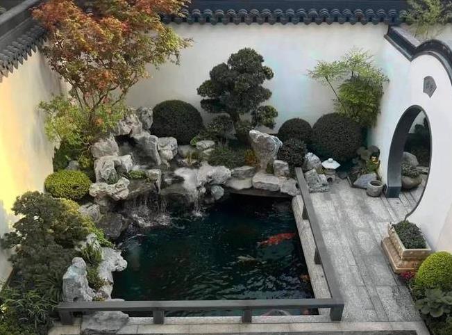 别墅庭院锦鲤鱼池水系假山喷泉，将心之向往和追求照进现实生活