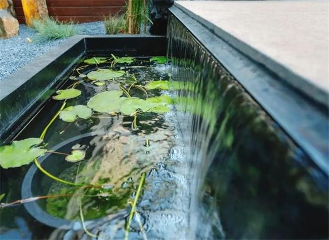 北京别墅庭院屋顶花园比较常见的动态水景设计：溪流、涌泉、跌水