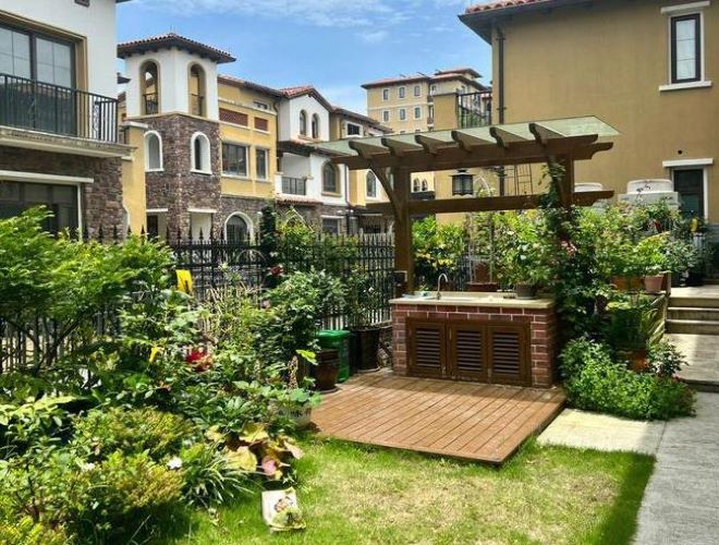 北京别墅庭院装修设计落地项目，改造成鲜花的海洋，别有情趣